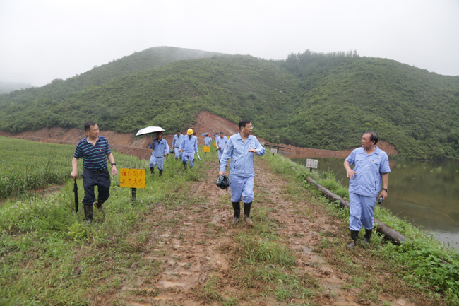 万基控股董事长李跃民带队冒雨检查防汛工作